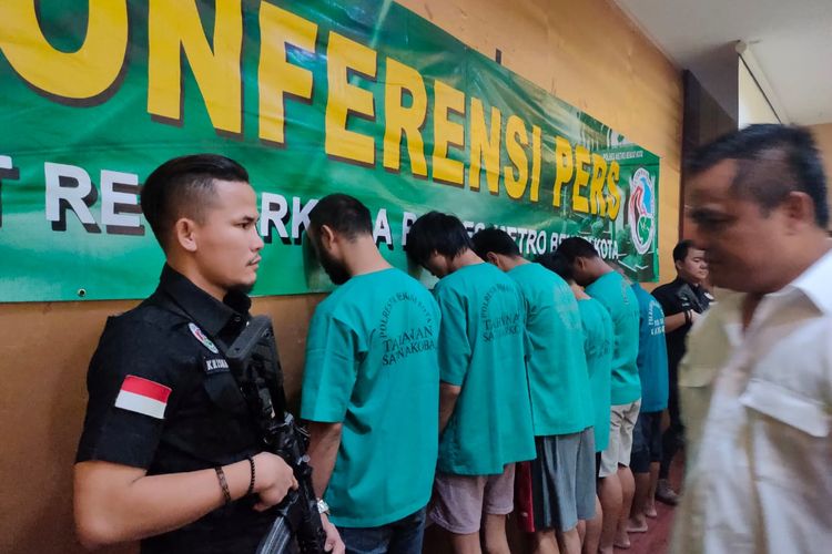 Enam orang tersangka pengedaran narkotika jenis sabu ditangkap jajaran Polres Metro Bekasi Kota sejak 9 Januari 2020. Dari tangan para pelaku, total polisi menyita 514 gram sabu.