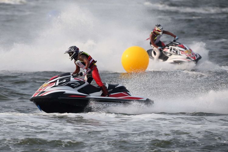 Atlet Jet Ski Indonesia, Aero Sutan Aswar bertanding di final kelas Runabout Limited Asian Games 2018 di Jet Ski Indonesia Academi, Ancol, Jakarta, Jumat (24/8/2018).