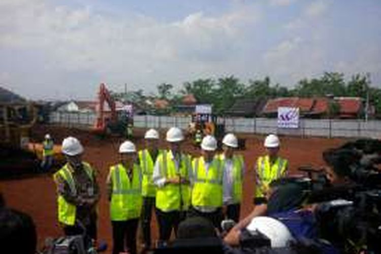 Presiden Joko Widodo meresmikan Jalan Tol Batang-Semarang, Jumat (17/6/2016). Saat peresmian, Jokowi didampingi oleh Menteri Pekerjaan Umum dan Perumahan Rakyat (PUPR) Basuki Hadimuljono dan Menteri