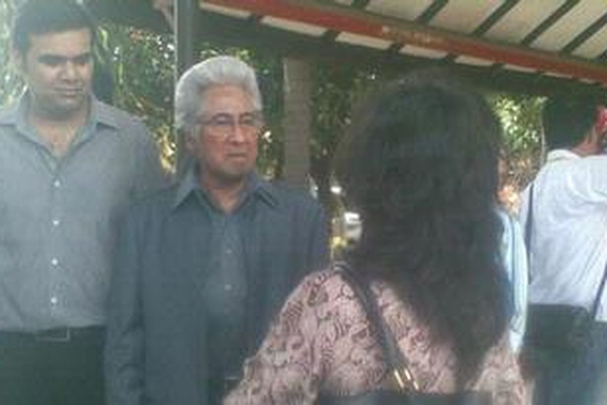 Adnan Buyung Nasution membesuk Anand Krishna di RS Polri RS Sukanto, Kramat Jati, Kamis (24/3/2011)