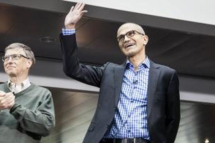 Bill Gates bersama CEO baru Microsoft, Satya Nadella.