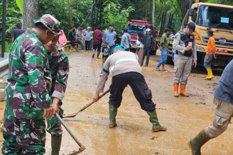 Suasana saat petugas gabungan membersihkan jalan dari material longsor yang sempat menutup jalan penghubung Majalengka-Kuningan, Jawa Barat.
