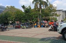 Saat Halaman Gereja Katedral Digunakan Jadi Area Parkir Jemaah yang Shalat Id di Masjid Istiqlal...