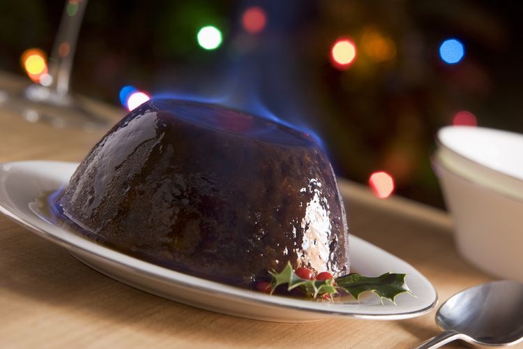 Christmas pudding atau puding natal disiram brandy dan dibakar. 