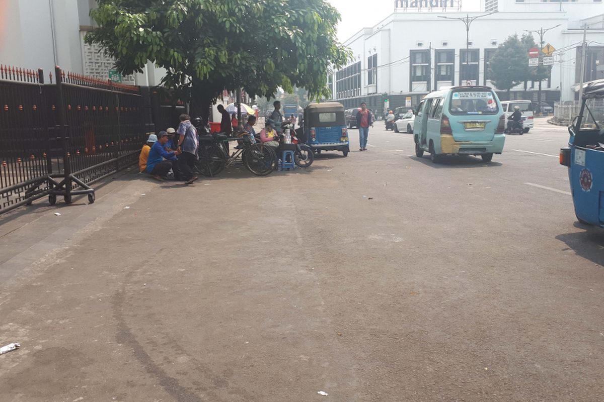 Tidak tampak Pedagang Kaki Lima (PKL) di depan Museum Mandiri, Jumat (20/7/2018)