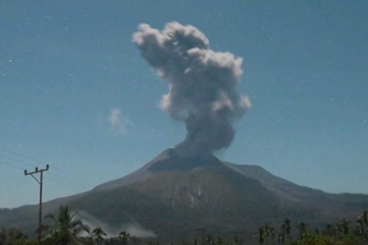 Gunung Lewotobi Meletus Hingga Senin Pagi, Warga Dilarang Beraktivitas Radius 5 Km