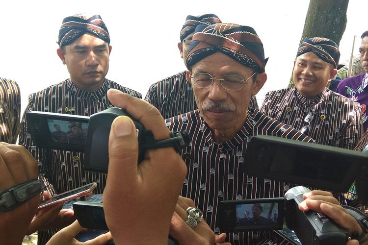  Bupati Magetan Suprawoto. Antisipasi pemudik dengan mobil meningkat pada lebaran tahun ini, pemkab Magetan mnyediakan lahan parkir gratis dengan memanfaatan lahan parkir bangunan pemerintah daerah.