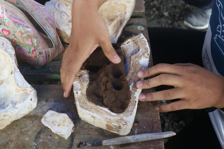 Proses pembentukan gerabah kelinci yang dilakukan oleh salah satu pengunjung Dusun Klipoh, Rabu (13/11/2019).