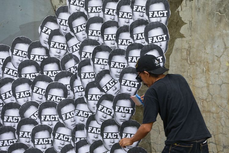 Seniman jalanan Armand Jamparing menyelesaikan pembuatan mural dalam acara On & Off Pressure di Jakarta Barat, Senin (8/11/2021). Kegiatan seni ini mengajak 10 seniman jalanan atau street artist  berkolaborasi melukis mural bersama di dalam satu kawasan di wilayah kota Tangerang.