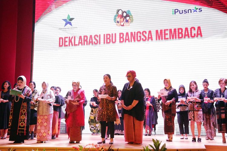 Menko PMK Puan Maharani membacakan kutipan novel karya NH Dini saat  peringatan Hari Ibu 2018 dan Gerakan Ibu Bangsa Membaca, Kamis (13/12/2018) di auditorium utama gedung Perpustakaan Nasional RI, Kamis (13/12/2018)