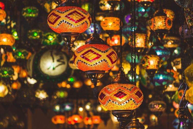 Lampu lentera yang memeriahkan kota saat bulan Ramadhan