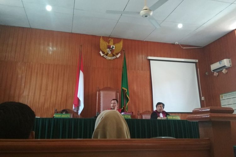 Dalam sidang kedua dugaan pelanggaran pemilu, para terdakwa kades berkelit tak tahu foto dengan cagub melanggar.