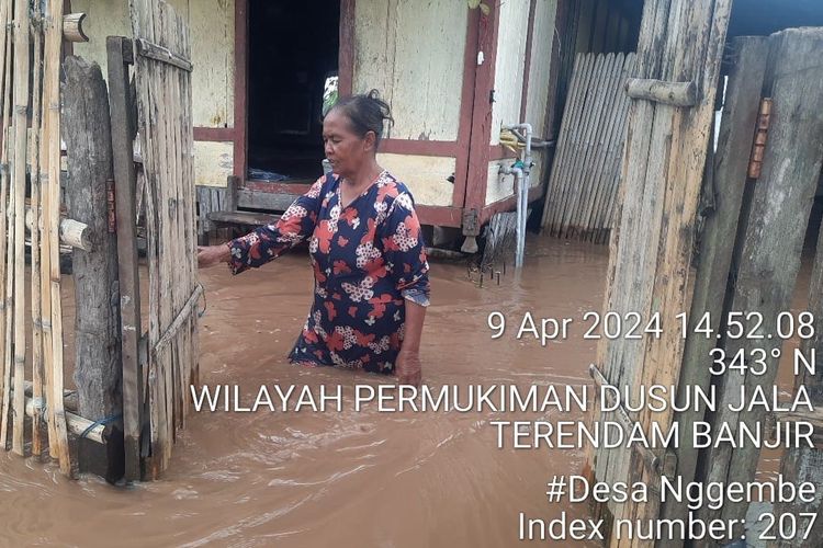 Tampak permukiman warga di Desa Nggembe, Kecamatan Bolo, Kabupaten Bima, terendam banjir, Selasa (9/4/2024).