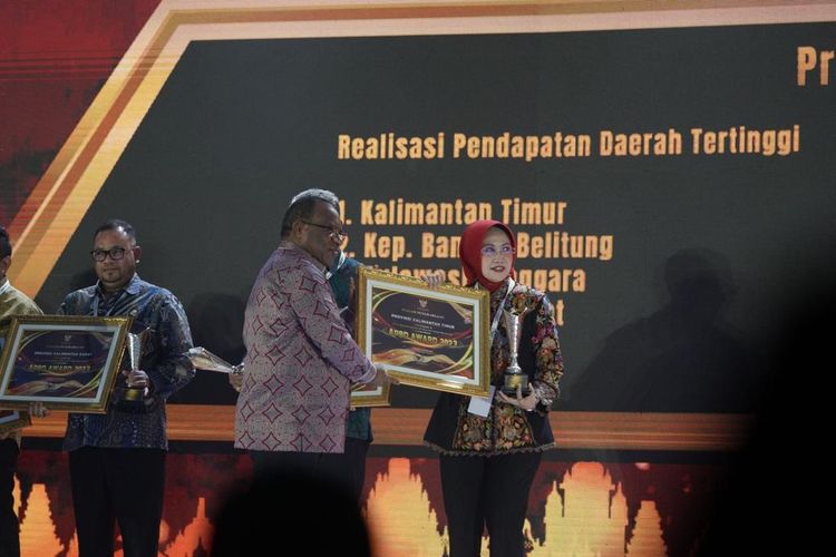 Gubernur Kalimantan Timur (Kaltim) Isran Noor menerima dua penghargaan bergengsi dalam ajang Anggaran Pendapatan dan Belanja Daerah (APBD) Award 2023 di Mercure Convention Center Ancol, Jakarta Utara (Jakut), Kamis (16/3/2023).