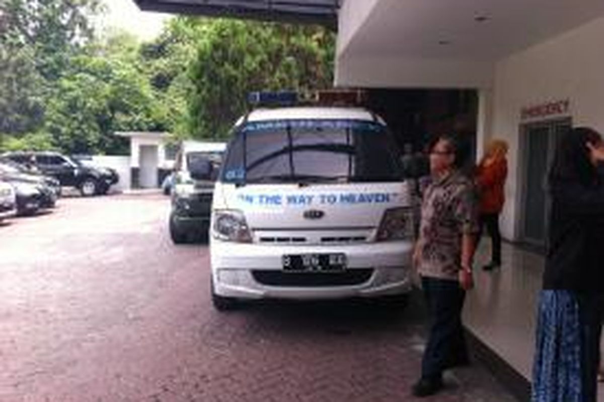 Mobil jenazah tiba di Rumah Sakit Abdi Waluyo, Menteng, tempat Gayatri Wailissa dirawat, Jumat (24/10/2014).