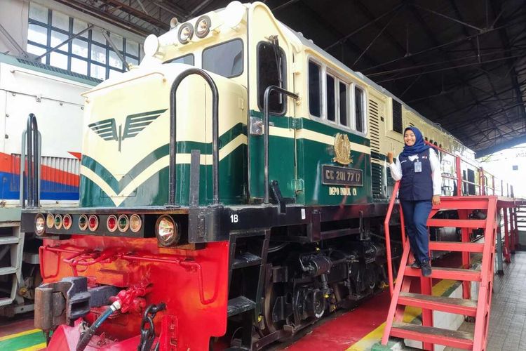 Lokomotif Livery Vintage Seri 201 77 17 di Depo Induk Daop III Cirebon dalam rangka pelestarian dan edukasi sejarah, Selasa (15/11/2023)