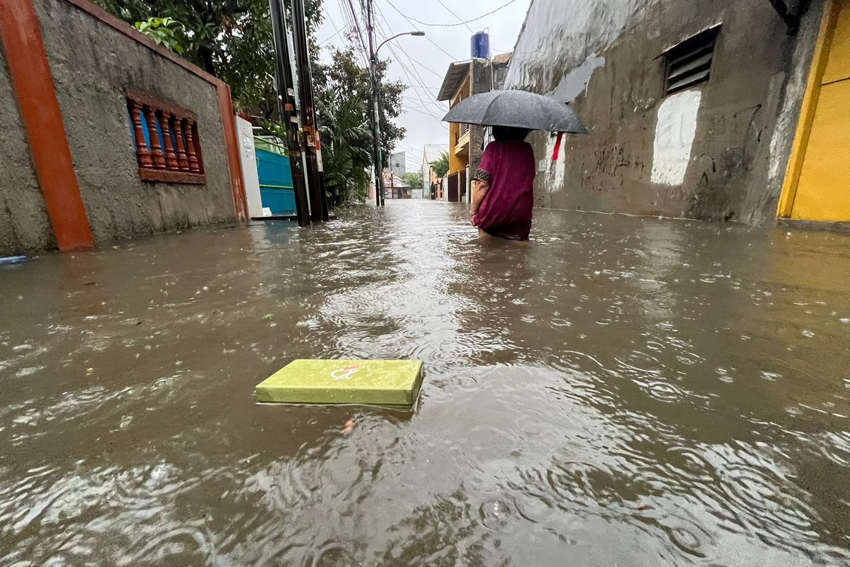 Kondisi banjir di RT 010/RW 08 Gedong, Pasar Rebo, Jakarta Timur, Rabu (3/4/2024).