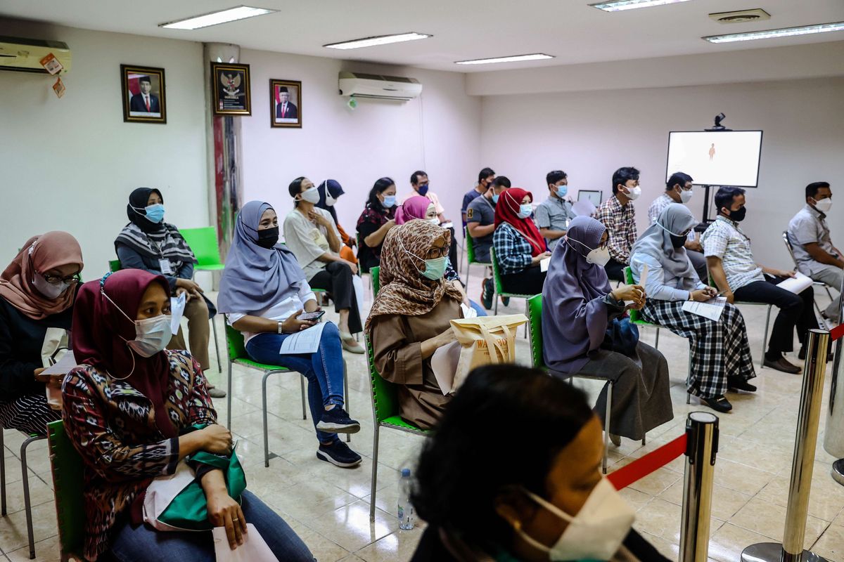 Petugas kesehatan menyuntikkan vaksin Covid-19 kepada pekerja dalam vaksinasi Gotong Royong di PT Pan Brothers Tbk. (PBRX), Tangerang Kota, Rabu (19/5/2021). Sebanyak 3.000 karyawan PT Pan Brothers Tbk. (PBRX) akan mendapatkan vaksin Covid-19 Gotong Royong secara bertahap. Pelaksanaan program vaksinasi tahap pertama tersebut merupakan bagian dari kick-off Vaksinasi Gotong Royong COVID-19 untuk pekerja yang diprakarsai Kamar Dagang Indonesia (Kadin) pada 18 perusahaan yang ditinjau secara virtual oleh Presiden Joko Widodo.