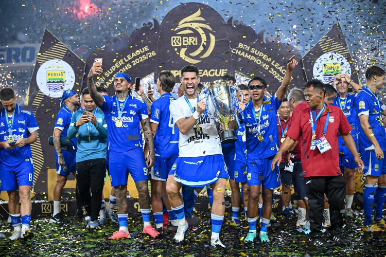 Momen selebrasi pemain Persib juara Super League 2025-2026 menasbihkan diri jadi tim dengan gelar terbanyak, Sabtu (23/5/2026) di Stadion Gelora Bandung Lautan Api (GBLA). 