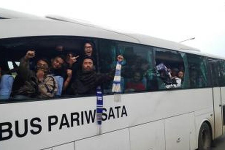 Bus yang ditumpangi bobotoh dari mahasiswa Widyatama saat sampai ke Bandung.