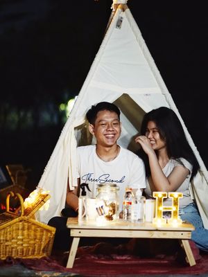 Pasangan pengunjung menikmati berwisata di Tenda Dibawah Bintang, Bandung Barat.