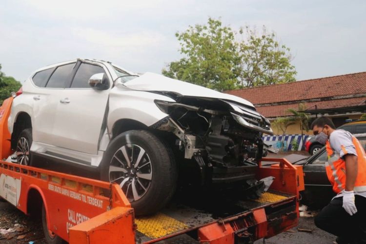 Kondisi kendaraan yang ditumpangi keluarga Vanessa Angel, saat dievakuasi petugas jalan tol ke Kantor Satlantas Polres Jombang, Kamis (4/11/2021).