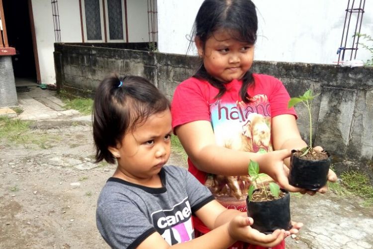 Dua anak Miliran, Kota Yogyakarta saat menunjukkan hasil menanam bibit cabai.