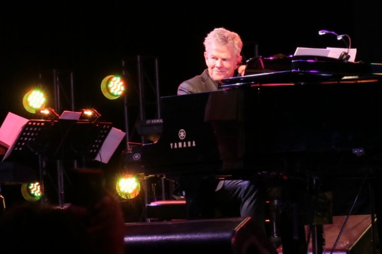 Musisi dunia David Foster tampil dalam pertunjukan Hitman David Foster and Friends Live in Concert di Grand Pacific Hall, Yogyakarta, Kamis (6/4/2017) malam.