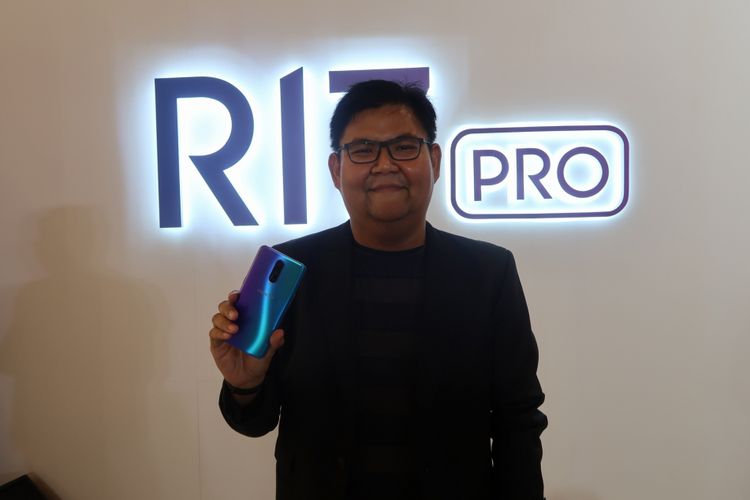 Aryo Meidianto saat memegang R17 Pro