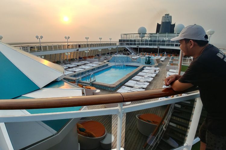 Kolam renang di Kapal Pesiar Crystal Serenity