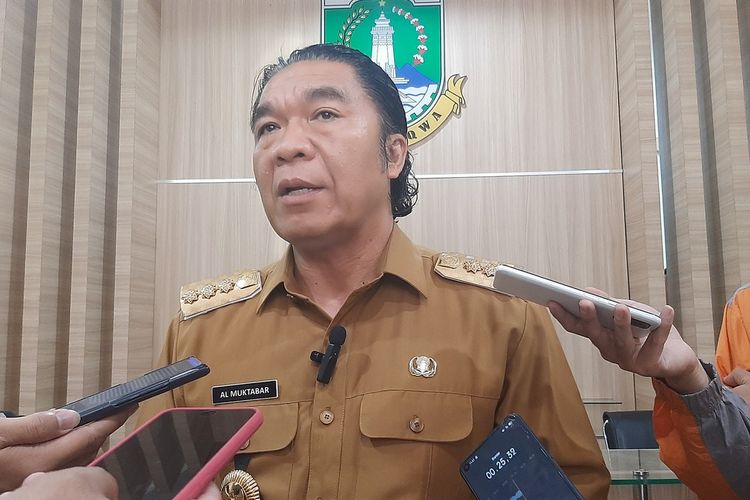 Penjabat Gubernur Banten Al Muktabar saat memberikan keterangan terkait adanya oknum pejabat di BPBD Banten yang tipu pengusaha asal Bali senilai Rp3,7 miliar di kantornya.
