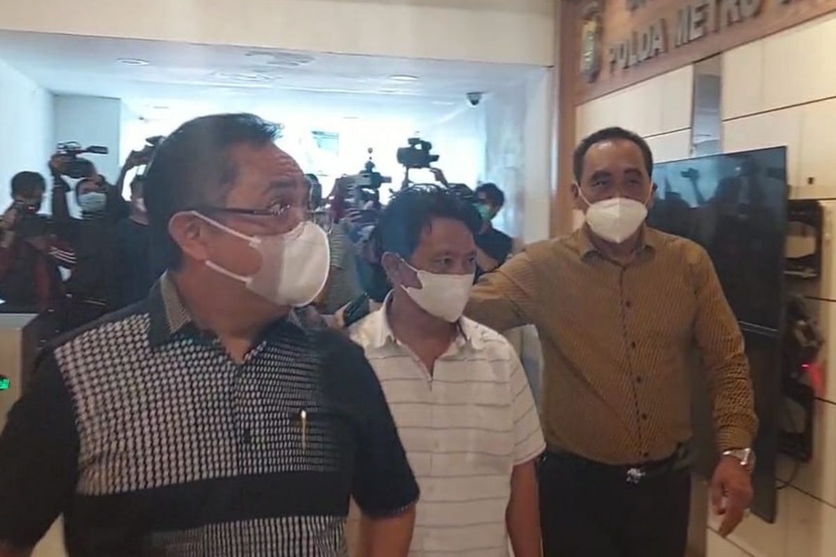 Erwin Ridwan (tengah) Notaris pejabat pembutan akta tanah (PPAT) tersangka kasus mafia tanah keluarga Nirina Zubir menyerahkan diri ke Polda Metro Jaya, Selasa (23/11/2021)