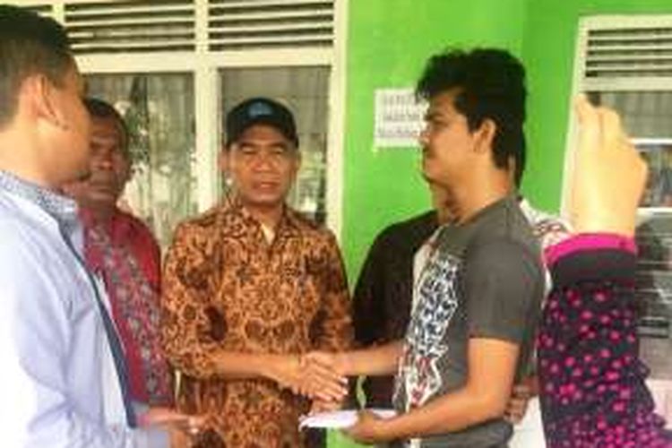 Menteri Pendidikan dan Kebudayaan RI, Muhajir Effendi, memberikan santunan untuk keluarga guru yang tewas saat gempa di Desa Mbeu, Kecamatan Trieng Gadeng, Pidie Jaya, Jumat (9/12/2016). 