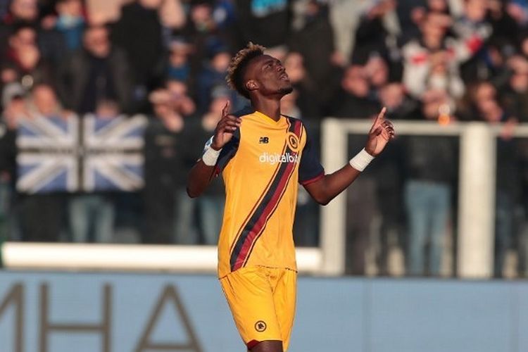 Penyerang AS Roma, Tammy Abraham, merayakan gol ke gawang Atalanta pada laga lanjutan Liga Italia kontra Atalanta di Stadion Gewiss, Sabtu (18/12/2021) malam WIB.