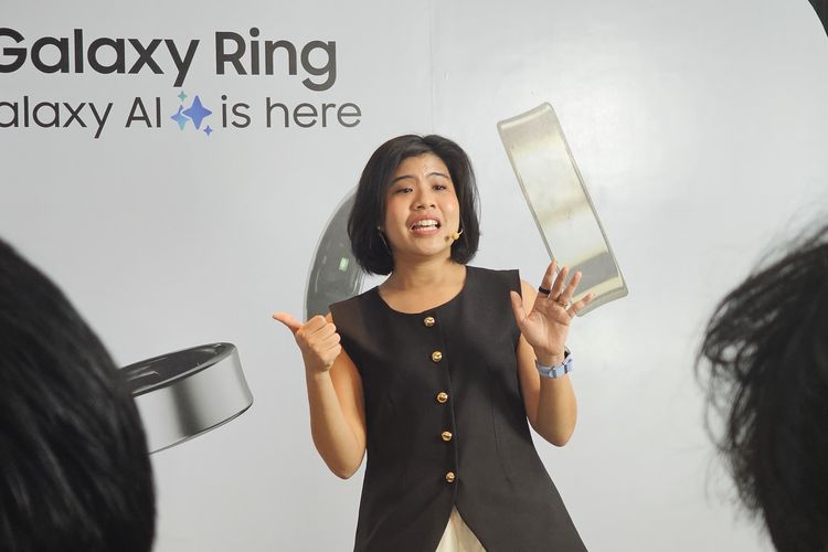 Annisa Maulina, MX Product Marketing Senior Manager Samsung Electronics Indonesia saat memaparkan fitur-fitur unggulan Samsung Galaxy Ring yang diselenggarakan secara offline di Kebayoran, Jakarta Selatan, pada Kamis (7/11/2024)