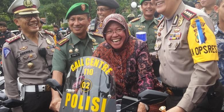 Risma naik motor patroli polisi, Jumat.(23/12/2016).