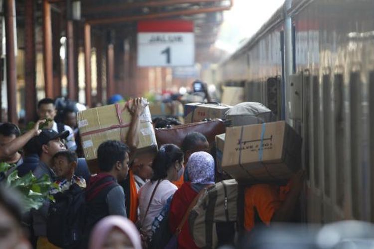 Calon penumpang masuk ke dalam kereta api di Stasiun Pasar Senen, Jakarta, Senin (13/7/2015). PT KAI mempersiapkan sekitar 370 rangkaian kereta untuk mengakomodasi 96.000 pemudik tiap harinya selama arus mudik Lebaran Idul Fitri tahun ini.