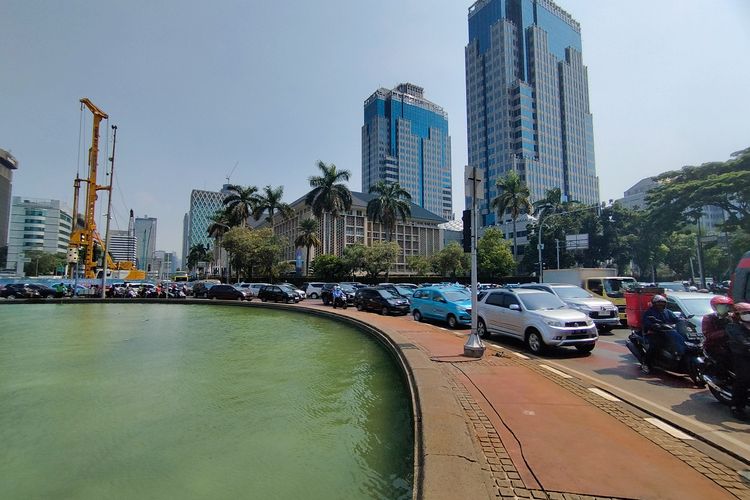 Lalu lintas dari Jalan Medan Merdeka Selatan dan MH Thamrin menuju Jalan Budi Kemulyaan dan Medan Merdeka Selatan, Gambir, Jakarta Pusat padat merayap, Rabu (20/9/2023). (KOMPAS.com/XENA OLIVIA)