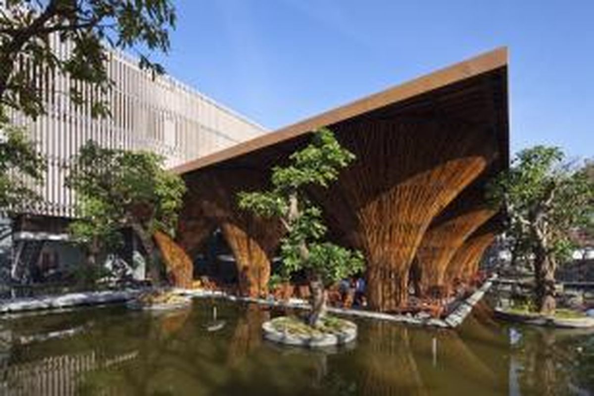 Kontum Indochine Cafe, Vietnam, merupakan salah satu nominator Building of The Year 2014, kategori bangunan komersial.