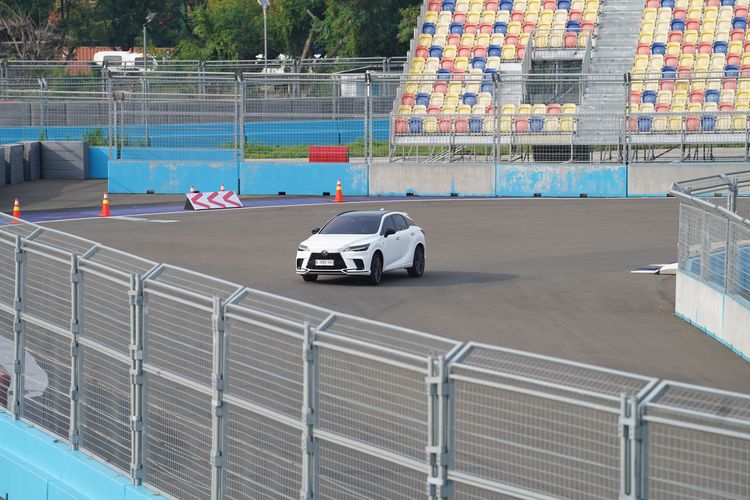 Lexus RX 500h F Sport+ bermanuver di tikungan sirkuit Formula E, Ancol, Jakarta