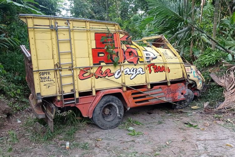 Truk yang memuat 25 penumpang di Probolinggo, Jawa Timur, hancur setelah terguling, Minggu (28/5/2023). 