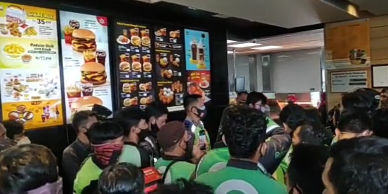 Ratusan ojek online menumpuk di gerai McDonald's cabang Kedaton untuk mengambil pesanan promo BTS Meal, Rabu (9/6/2021).