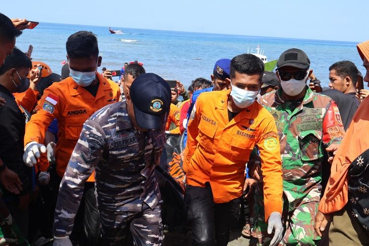 Tim Basarnas bersama gabungan aparat saat mengevakuasi jenazah penumpang KM Brigeton GT-6 di Pantai Sumare, Kabupaten Mamuju, Sulawesi Barat, Kamis (21/12/2023).