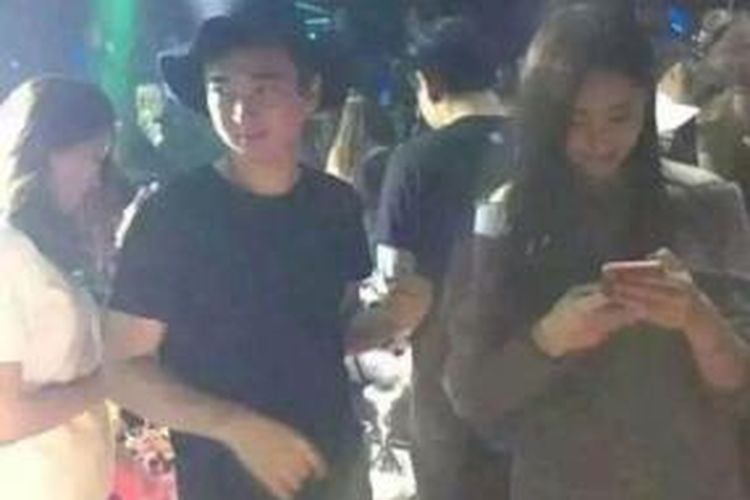Wang Sicong bersama teman perempuannya di pesta klub.