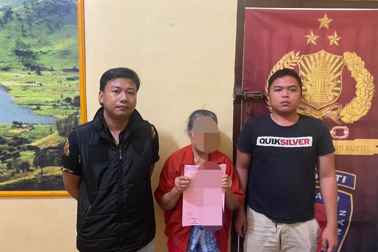 Polisi menangkap nenek  inisial MP (76) di Kabupaten Samosir, Sumatera Utara, Sabtu (5/8/2023). MP diciduk karena membunuh tetangganya LH (70) lantaran kesal LH diduga sering mencuri tanaman kemiri miliknya. 