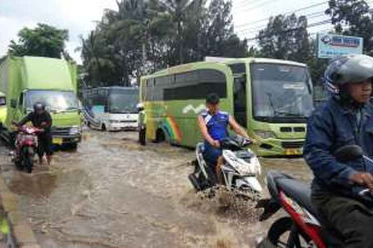 Kondisi banjir di depan pabrik Kahatex. Banjir kali ini merupakan banjir terbesar yang pernah terjadi di ruas Jalan Rancaekek, Selasa (1/11/2016).