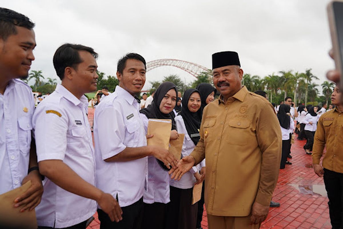 Bupati Kukar Edi Damansyah (kanan) bersalaman dengan Pegawai Pemerintah dengan Perjanjian Kerja (P3K) usai pengambilan sumpah janji di halaman Kantor Bupati Kukar, Tenggarong, Senin (9/9/2024).