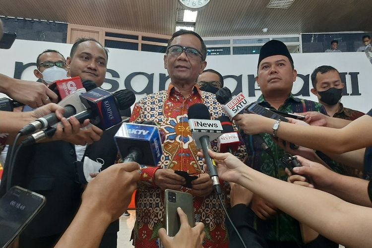 Menko Polhukam Mahfud MD memberi keterangan kepada pers seusai bertemu pimpinan DPD di Kompleks Parlemen, Jakarta, Kamis (2/12/2021).
