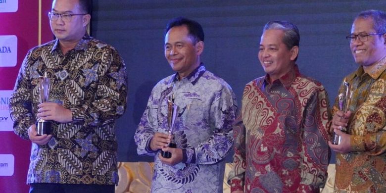 (dari kiri) Rektor IPB Prof Dr Arif Satria SP MSi, Rektor Unikom Dr Ir Eddy Soeryanto Soegoto MT, Chief Editor Men?s Obsession Sahrudi Rais, Dekan FDKBD ITS Imam Baihaqi ST MSc PhD, dan Rektor UT Prof Ojat Darojat MBus PhD usai penyerahan penghargaan di Obsession Awards 2023