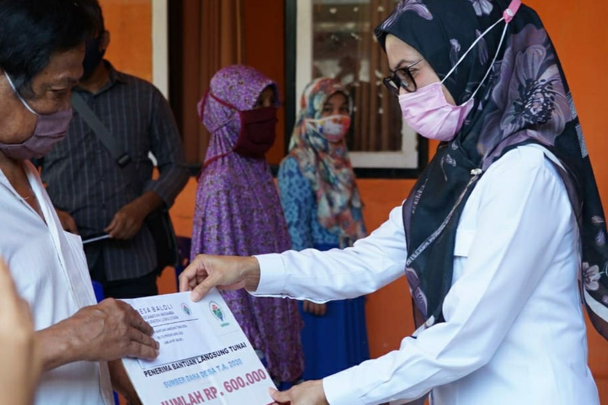 Bupati Luwu Utara Indah Putri Indriani resmi meluncurkan sekaligus menyerahkan secara simbolis Bantuan Langsung Tunai Dana Desa (BLT-DD) bagi warga yang terdampak covid-19 di dua kecamatan, Rabu (13/5/2020).